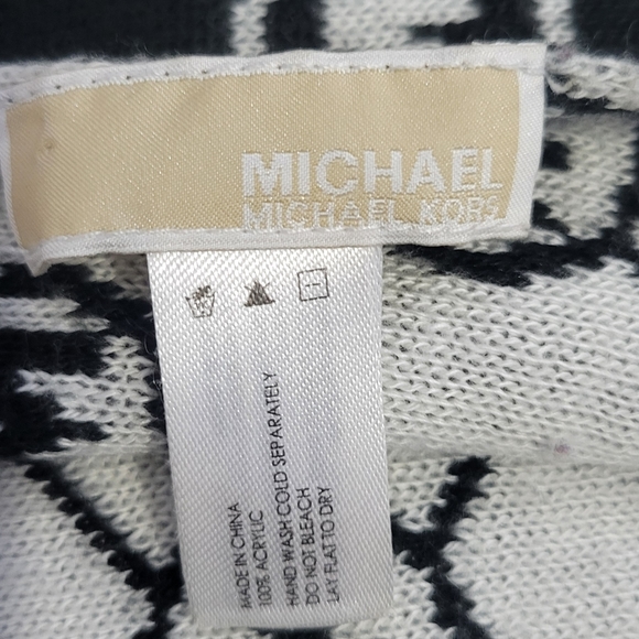Michael Kors winter hat & scarf set - Picture 8 of 8